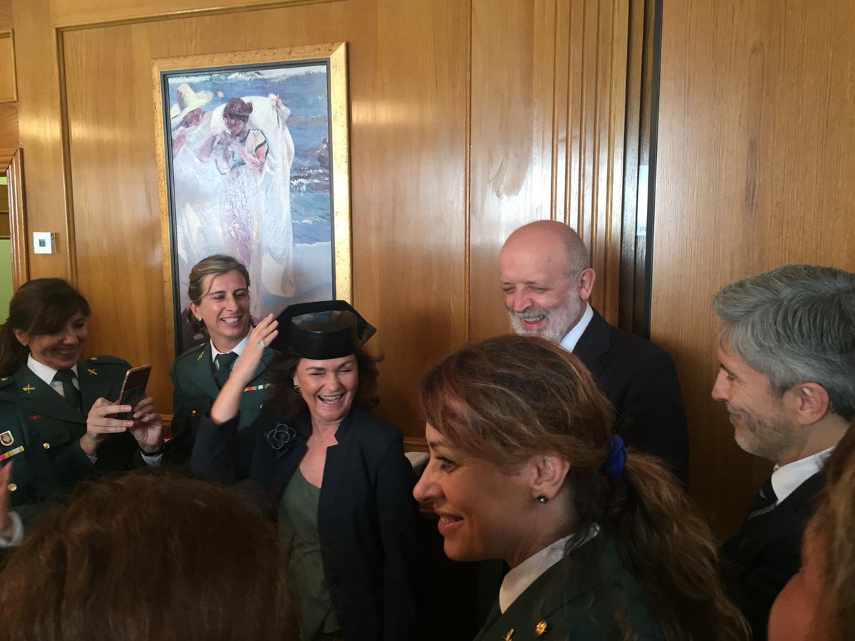 AGG7799's tweet photo. La señora vicepresidenta ha rogado que no difundamos estas fotos. 

Hagámosle el favor. https://t.co/FEVflBiQFI
