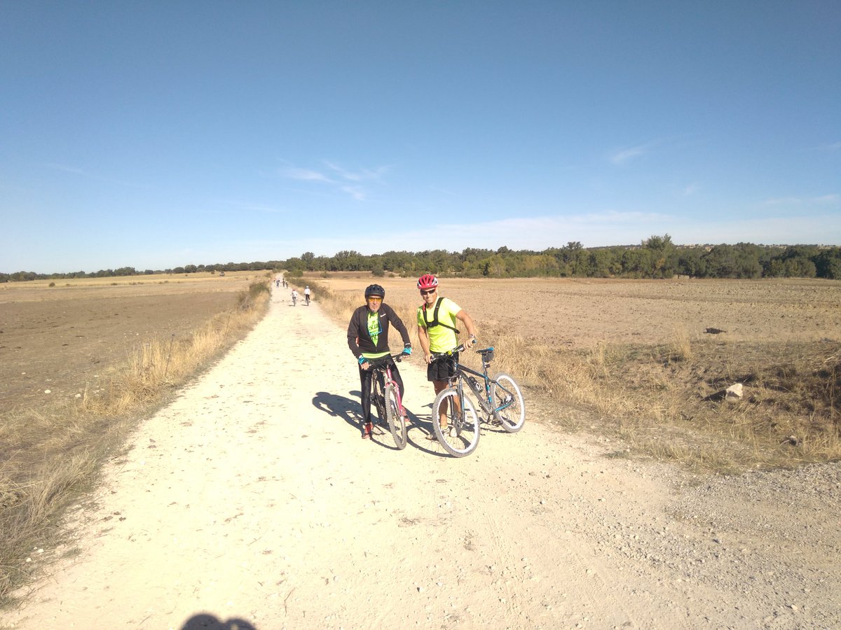 dsobrino's tweet photo. Disfrutando y aprendiendo del #patrimonio natural de #nordestedsegovia 🚲🚲 con la buena gente del @ceolasierra https://t.co/M4nOjX33SK
