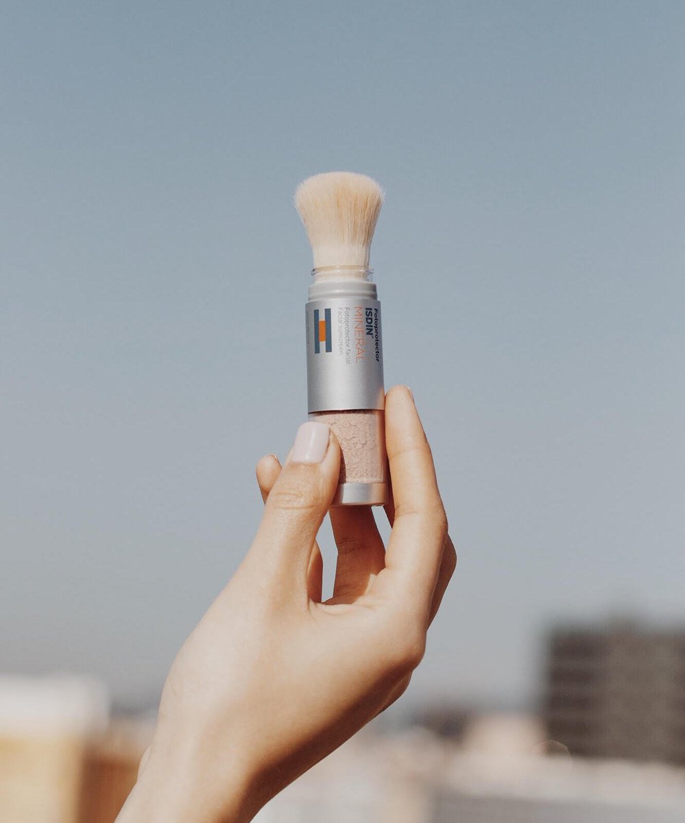 ISDIN's tweet photo. El protector solar 100% mineral SunBrush no aporta color, adaptándose a tu tono de piel y hace que reaplicar la protección sea fácil en cualquier momento del día. Aplicable sobre maquillaje.
#ISDIN
#SunBrush https://t.co/IOySiUuCKt