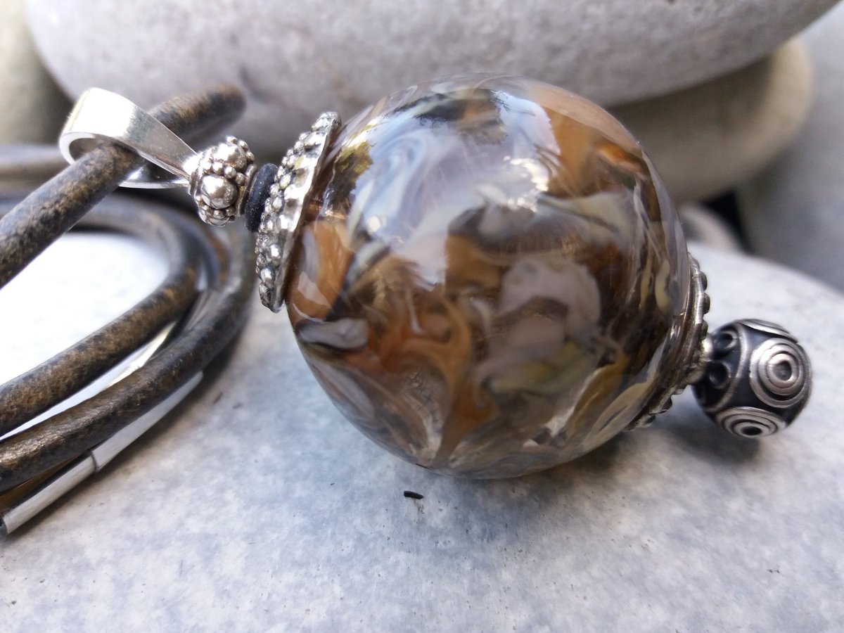 paulaoudehengel's tweet photo. Grote holle geblazen hanger in roze, grijs, taupe en bruin tinten. In de hanger een lok haar verwerkt. Afgewerkt met Sterling zilver.
#ikdraagjedichtbijme #herinneringssieraden #vooraltijdinhaarhart #herdenkingssieraad #blowbeads #hollowbeads #PerlesArt
https://t.co/lJwwScuoob https://t.co/xyyBibeLFL