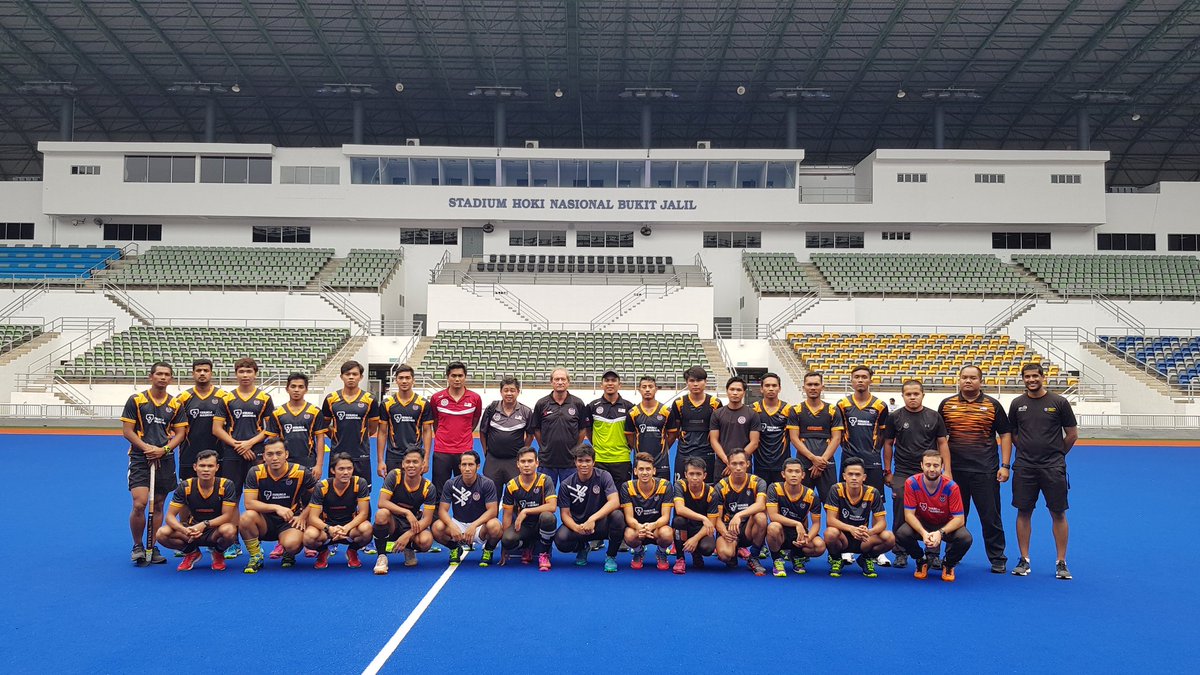 epoiNewsMPB's tweet image. #sukan @hockeymalaysia Roelant Oltmans turun ke padang bagi mengendalikan sesi latihan skuad hoki kebangsaan. Kejohanan terdekat, #ACT2018 di Oman.

#NewsMPB 
#sukantv3