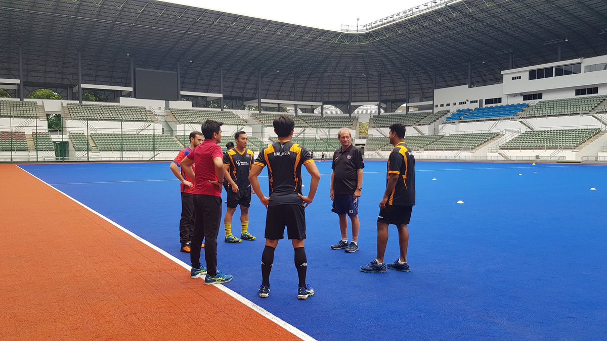 epoiNewsMPB's tweet image. #sukan @hockeymalaysia Roelant Oltmans turun ke padang bagi mengendalikan sesi latihan skuad hoki kebangsaan. Kejohanan terdekat, #ACT2018 di Oman.

#NewsMPB 
#sukantv3