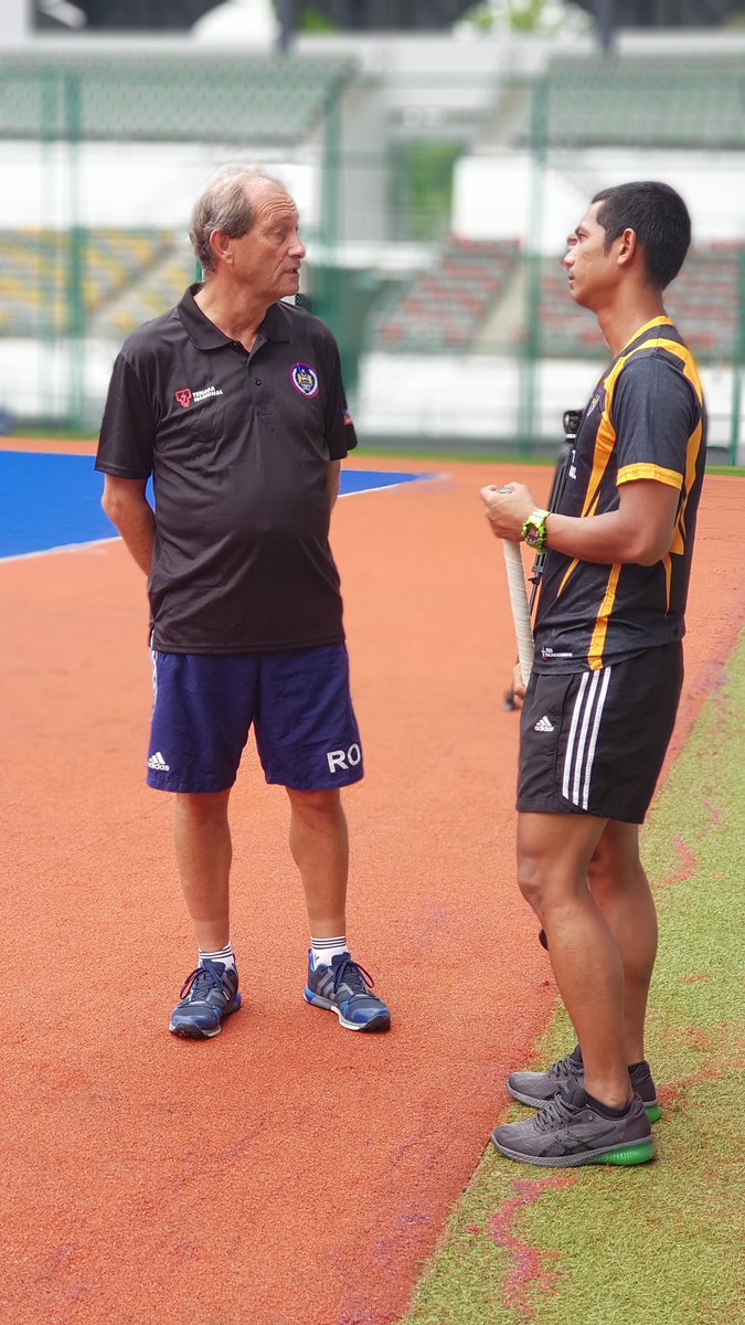 epoiNewsMPB's tweet image. #sukan @hockeymalaysia Roelant Oltmans turun ke padang bagi mengendalikan sesi latihan skuad hoki kebangsaan. Kejohanan terdekat, #ACT2018 di Oman.

#NewsMPB 
#sukantv3