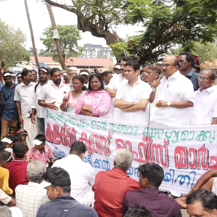 KVThomas14's tweet photo. Protesting against the delay in construction of Pizhala Bridge #construction #congress #kerala #kvthomas #Congress #pizhala https://t.co/pX29wMKgOK