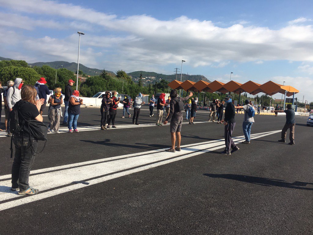 CDRCatOficial's tweet photo. 🗣️ A Vilassar de Mar hem aixecat els peatges. 

⚠️Avui no contribuïm amb les empreses de l'Ibex. 

👉 Així fem República!

#TardorCalenta #1OctAlCarrer #ElPoderDelPoble #1ONiOblitNiPerdo #CDRMaresme #CDREnXarxa https://t.co/xTrKnnrTXM