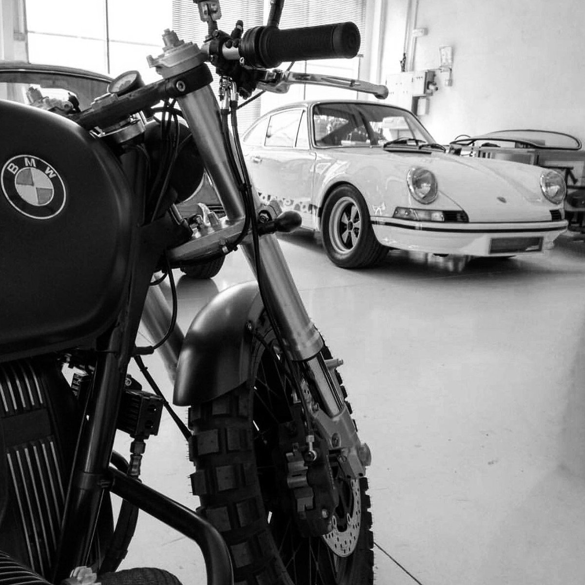 CafeRacerDreams's tweet photo. Black & white... life’s all about balance💭
#crd98 #porsche #porscheoutlaw #caferacerdreams https://t.co/rlVooVx9ED