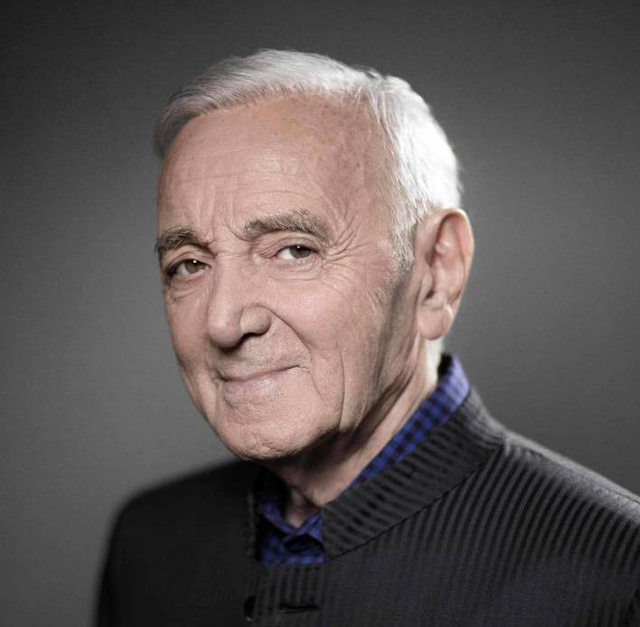 TF1's tweet photo. Un immense artiste vient de nous quitter. Le chanteur Charles Aznavour est mort à l'âge de 94 ans. 🙏 https://t.co/6f2hVXggnb https://t.co/GkCDG5kBVh