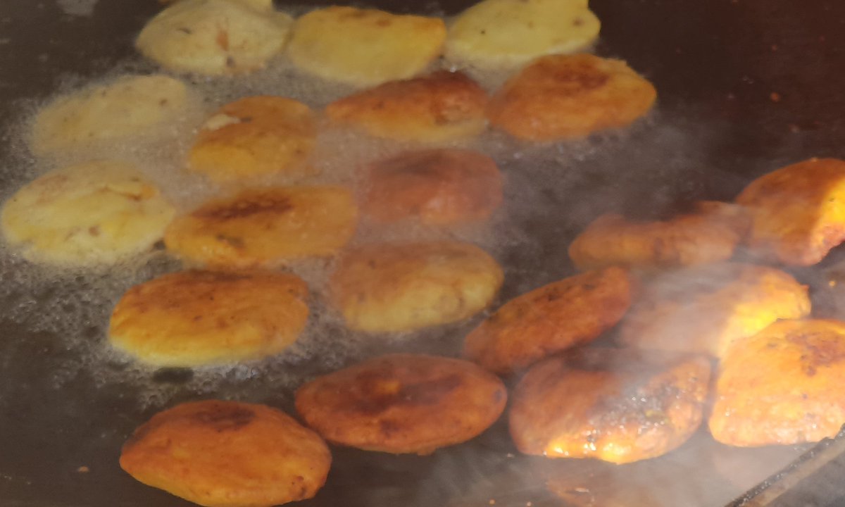 DiaryEpicure's tweet photo. Different stages of Aloo Tikki frying at Natraj @ Chandni Chowk Delhi

@NDTVFood @FoodFood @IndianFoodMag @foodandwine https://t.co/ddo8J0ypcy