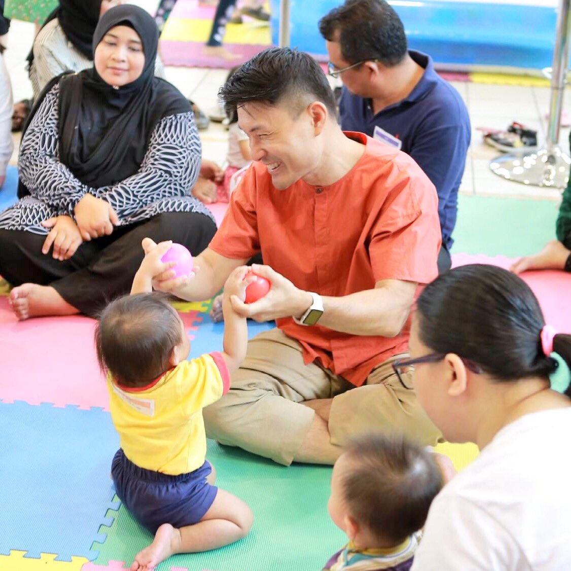 YamKeng's tweet photo. Does a one-year-old know how to blow a birthday candle? 🙂

We held a get together for #TampinesNorth kids born in 2017. Great for the little ones to have fun together and the parents to know one another!

#embracingparenthood https://t.co/zFkTI4VKoW