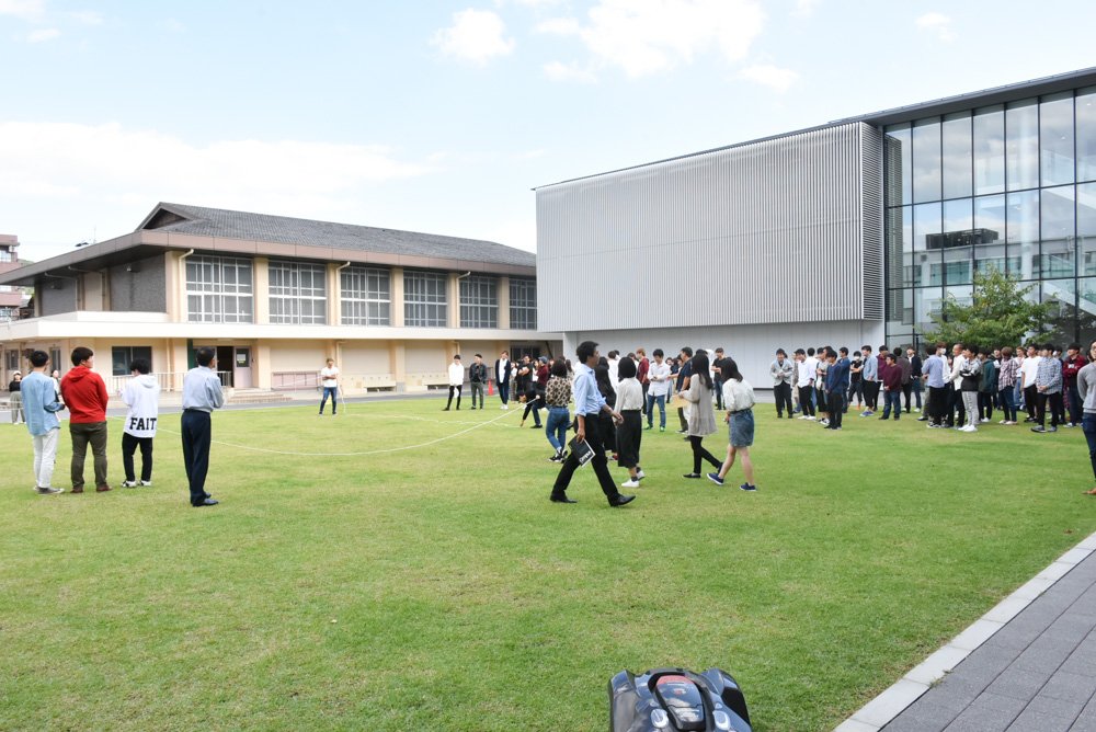京都美術工芸大学 Twitterren 建築学科1年の授業では 10m 10mの敷地は実際どれくらいなのかを中庭で実測 芝刈り機が乱入してくるシーンも 京都美術工芸大学 建築学科 京都美術工芸大学 Twitterren 建築学科1年の授業では 10m 10mの敷地は実際どれくらいなのかを中庭で実測 芝刈り機が乱入してくるシーンも 京都美術工芸大学 建築学科