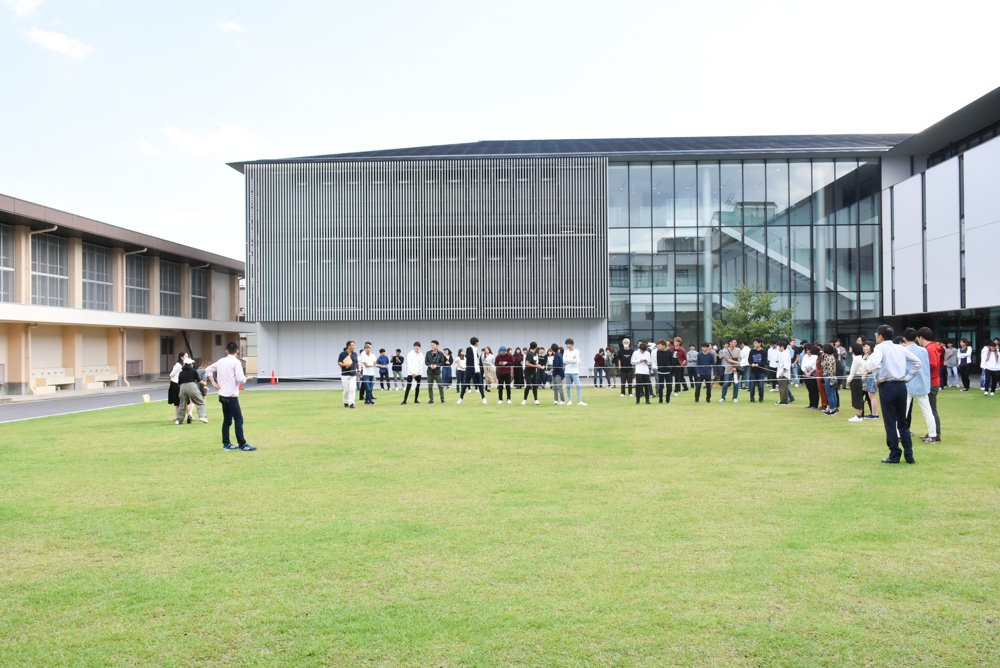 京都美術工芸大学 建築学科1年の授業では 10m 10mの敷地は実際どれくらいなのかを中庭で実測 芝刈り機が乱入してくるシーンも 京都美術工芸大学 建築学科 京都美術工芸大学 建築学科1年の授業では 10m 10mの敷地は実際どれくらいなのかを中庭で実測 芝刈り機が乱入してくるシーンも 京都美術工芸大学 建築学科