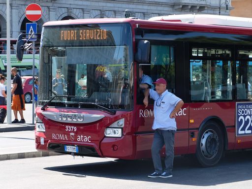 RadioColonna's tweet photo. Atac rinasce come dice la Raggi? I numeri sui bus dicono il contrario -> https://t.co/cK1hWM298y #Roma #Radiocolonna https://t.co/rk1iIHJaH6