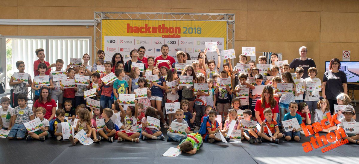 RobotixCS's tweet photo. Por segundo año consecutivo, #RobotixCastellón participamos en el #HackathonInfantil de #HackathonCS2018, celebrado en la @UJI_noticies 🙌🏻🤖 ¡Cuánto #talento! Y ¡cuánto disfrutamos esta experiencia! 👏🏻 @HackathonCS #robóticaeducativa #robóticaparaniños #LegoEducation #robot https://t.co/M0za5vcKae