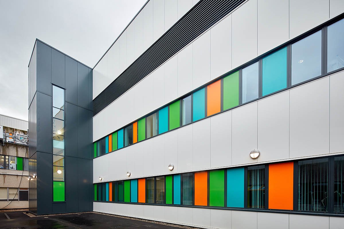 IBIStuart's tweet photo. Fantastic to see our @IBIGroup design @ Ysbyty Glan Clwyd be officially opened by Wales First Minister @AMCarwyn. This project has been precious to us, we hope it serves its patients well. #NHS #Wales #IBIProject  https://t.co/dU0qtOrgWb https://t.co/BL5QvxzQWt
