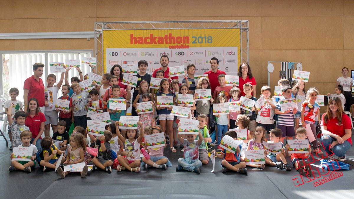 RobotixCS's tweet photo. Por segundo año consecutivo, #RobotixCastellón participamos en el #HackathonInfantil de #HackathonCS2018, celebrado en la @UJI_noticies 🙌🏻🤖 ¡Cuánto #talento! Y ¡cuánto disfrutamos esta experiencia! 👏🏻 @HackathonCS #robóticaeducativa #robóticaparaniños #LegoEducation #robot https://t.co/M0za5vcKae