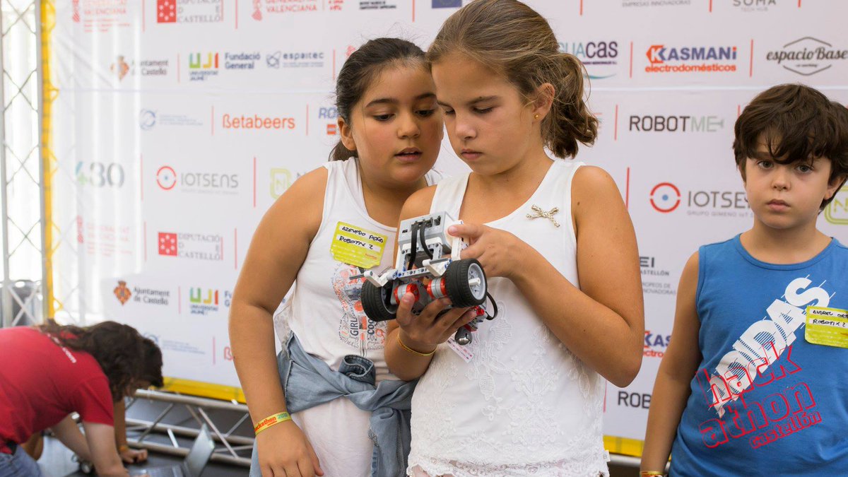 RobotixCS's tweet photo. Por segundo año consecutivo, #RobotixCastellón participamos en el #HackathonInfantil de #HackathonCS2018, celebrado en la @UJI_noticies 🙌🏻🤖 ¡Cuánto #talento! Y ¡cuánto disfrutamos esta experiencia! 👏🏻 @HackathonCS #robóticaeducativa #robóticaparaniños #LegoEducation #robot https://t.co/M0za5vcKae