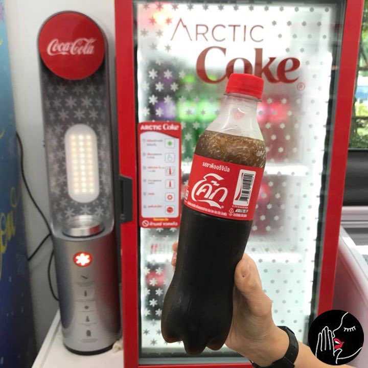 RooyoungTH's tweet photo. 🥤 #รู้ยัง โค้กวุ้นทำง่ายๆที่ 7-11 แล้วว มีของเล่นใหม่เพิ่มอีกหนึ่ง ลองไปทำดูเด้ออ แต่ว่าจะมีแค่ 7-11บางสาขาเท่านั้นน้าาา
📍 แอดเจอที่ 7-11 CU Terrace นะค่ะ (ตึกยูไนเต๊ดสีลม , สยามกิตติ์ ก็มีน้าาา)
#RooYoung #ทีมรู้ยัง #CUTerrace #Coke https://t.co/Z9bIUADTRL