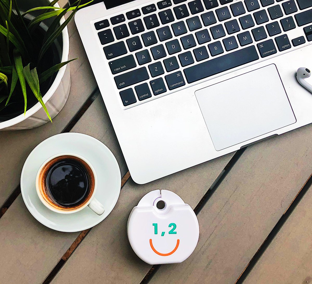 OneTwoSmile's tweet photo. Happy international coffee day! Avoid staining your aligners by taking them off before you enjoy a fresh cup of coffee. #InternationalCoffeeDay #ClearAligners #aligners #onetwosmile #October1st #OneTwoSmilers #StraightTeeth https://t.co/0j7AmFnqeN