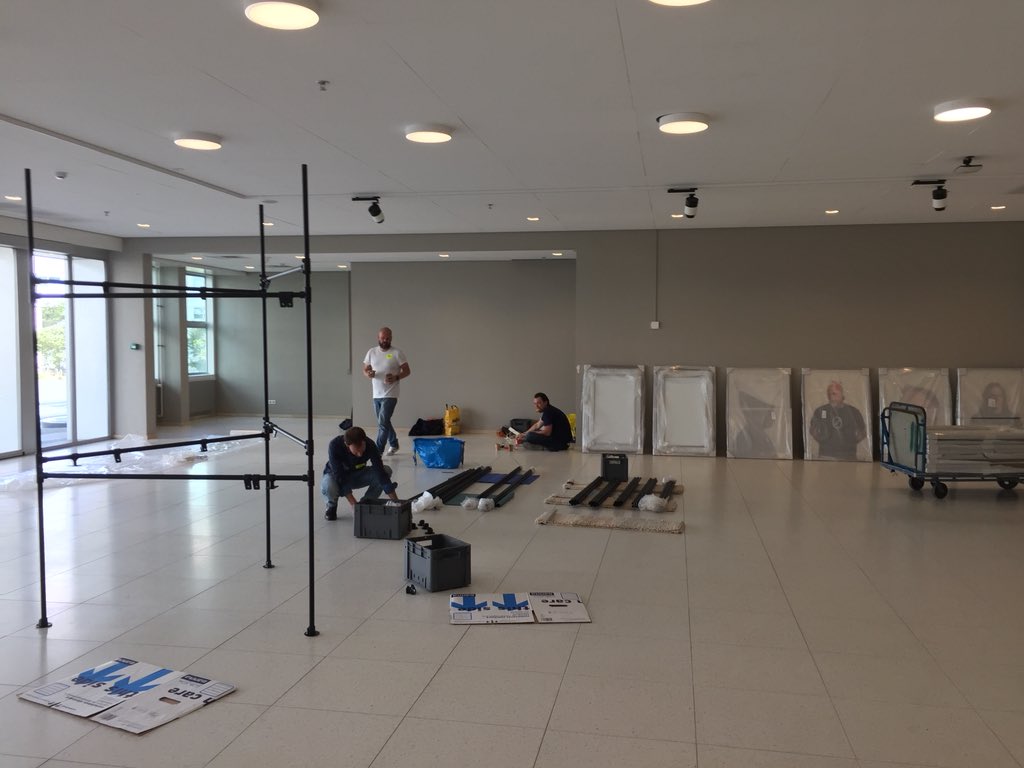 Cvthof's tweet image. Opbouw #hackershandshake met @tobiasgroenland voor #oneconference morgen. one-conference.nl/schedule/side-…