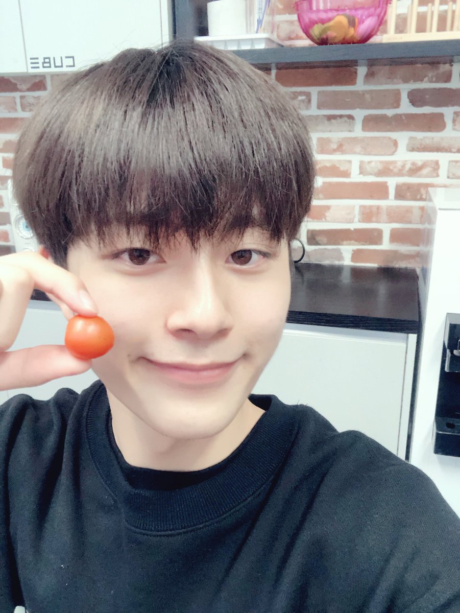 CUBE_YOOSEONHO's tweet photo. [#유선호] 꼬마토마토야 맛있게 자라줘서 고마웡 잘먹었당❤️ https://t.co/SQ3SvlMVlT