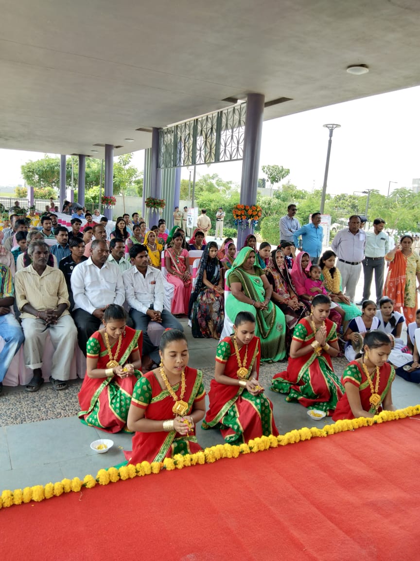 આજ રોજ સાબરમતી રિવરફ્રન્ટ ખાતે નવા બનેલા <a href="/tribesindia/">TRIBES INDIA</a> ના શોરૂમ નું ઉદ્ઘાટન કર્યું, ખુબ જ ગૌરવ ની વાત છે કે આદિવાસી ભાઈ બહેનો દ્વારા બનાવવામાં આવેલ કલાકૃતિઓ ને લોકો સુધી સરળતા થી પહોંચાડવા માં આવશે. 
#bjp #dahod #jasvantsinhbhabhor <a href="/TribalAffairsIn/">Ministry of Tribal Affairs, Govt. of India</a>