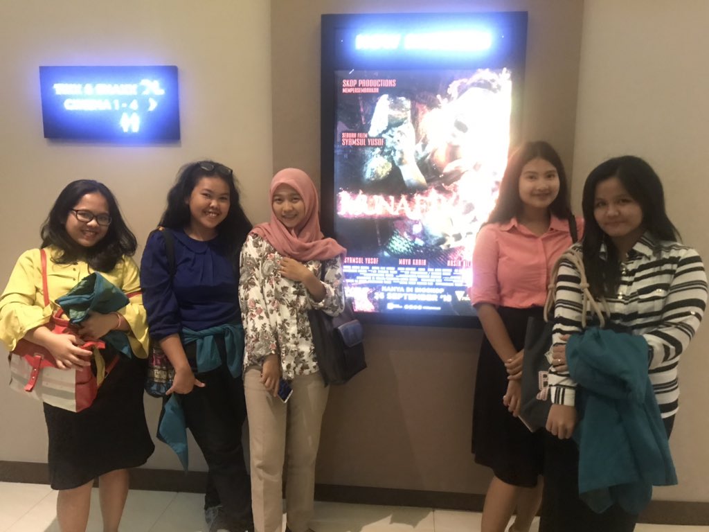 firdausque's tweet photo. Done Munafik2 untuk keempat kalinya...kali nie nonton bersama rakan2 beragama kristian...@SyamsulYusof84 @maya_karin Tahniah untuk munafik2 sbb berjaya menghabiskan duit simpananku😭😅👍🏻👍🏻😊 https://t.co/YUhexyjd8U