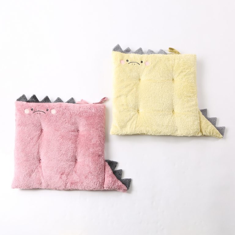 3coinsスリーコインズ 公式 あったかnewアイテム ペットベッド 各 1 000 税 その他 各 300 税 これからの季節にオススメのあったかアイテムが入荷です 家族みんなで恐竜気分 シートクッションや 枕パッドもオススメです 詳しくはhpを