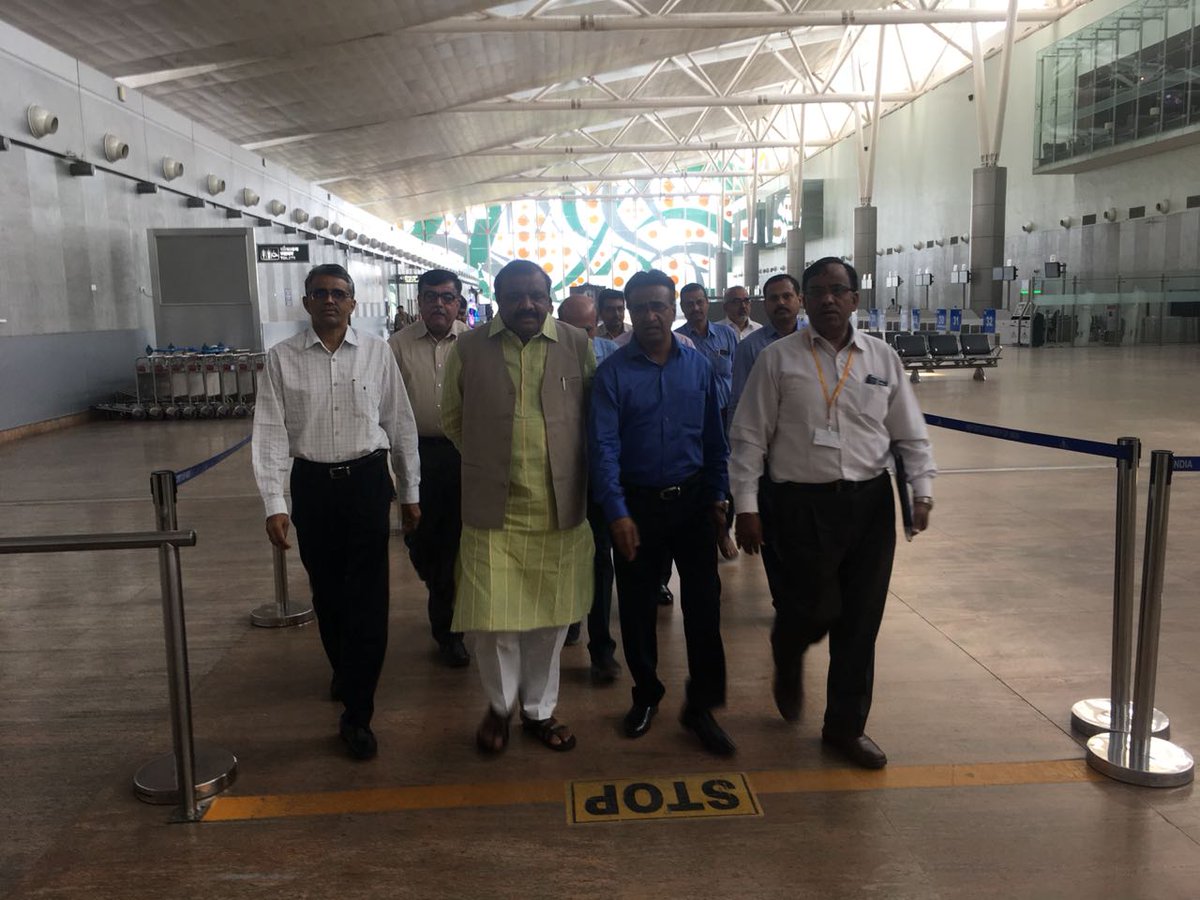 jsbhabhor's tweet photo. આજ રોજ અમદાવાદ એરપોર્ટ અને સી જી રોડ ખાતે નવા બનેલા @tribesindia ના શોરૂમ નું ઉદ્ઘાટન કર્યું, ખુબ જ ગૌરવ ની વાત છે કે આદિવાસી ભાઈ બહેનો દ્વારા બનાવવામાં આવેલ કલાકૃતિઓ ને લોકો સુધી સરળતા થી પહોંચાડવા માં આવશે. 
#bjp #dahod #jasvantsinhbhabhor @TribalAffairsIn https://t.co/V670KJXNfB