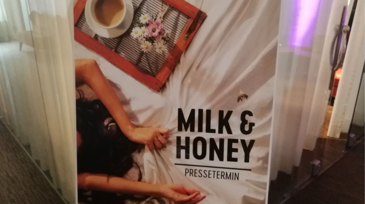 VOXde's tweet photo. 📸 Nach dem Fotoshooting mit dem Cast präsentieren wir bei der PK zu unserer 2. eigenproduzierten Serie #MilkAndHoney die ersten Folgen. 📺  Neben Popcorn darf natürlich auch Honig nicht fehlen. 🍯 https://t.co/kXIqPPNZgQ