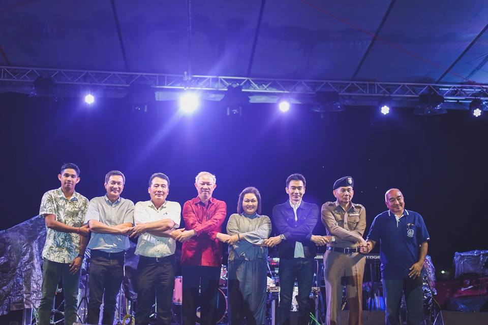 TATChumphon's tweet photo. ในนามของแอดมินและทีมงาน...พวกเราขอขอบพระคุณทุกท่านที่เข้ามาร่วมสนุกสนานไปกับพวกเราในงาน "ยกพลขึ้นบก2018" ...สุดท้ายก็หวังว่าเราจะได้กลับมาพบกันอีกในโอกาสหน้านะครับ #ยกพลขึ้นบก2018 #AmazingThailandGoLocal #AmazingThailand #งานเทศกาลอาหารทะเลพื้นบ้านเมืองชุมพร #การท่องเที่ยวแห่ง https://t.co/TZmmX9sxAf