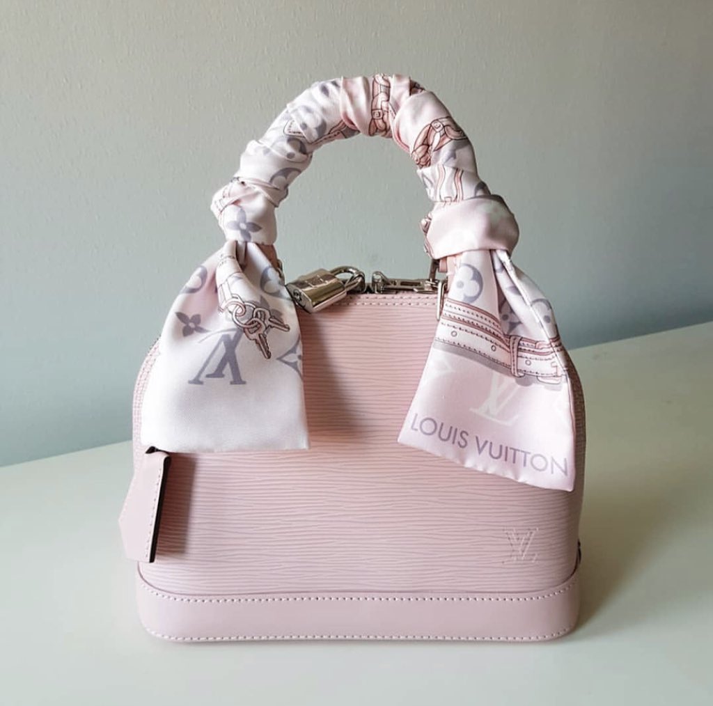 hermosaeyes's tweet image. 3 ways to accessorize your bag with a headband! 🎀💕👛