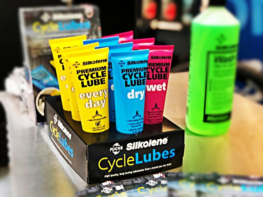 fuchs_silkolene's tweet photo. A huge thanks to all the team @Ison_insider for all your hard work launching our #1silkolene #cycle #lubes @CycleShow last weekend. Also a big THANK YOU  to all our new customers and dealers we met on our stand. See you next year and happy Cycling! https://t.co/CCnXYeg3HQ