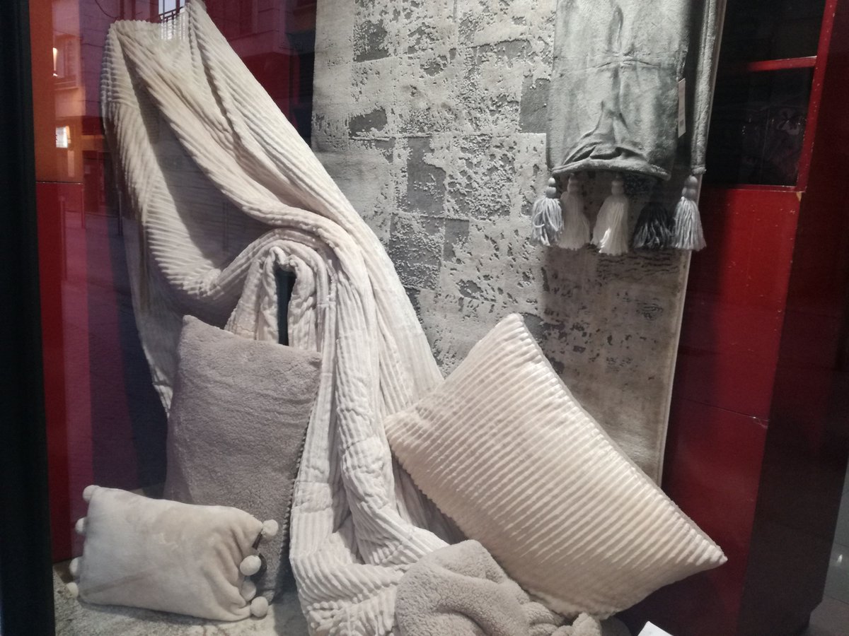 OlbeTextil's tweet photo. Xa temos listos os escaparates coa colección outono inverno. non deixedes de vir velos.
ya tenemos listos los escaparates con la colección otoño invierno. no dejéis de venir a verlos.
#olbe #cousasbonitas #colección #outonoinverno18 #otoñoinvierno18 https://t.co/CZOwntjzer