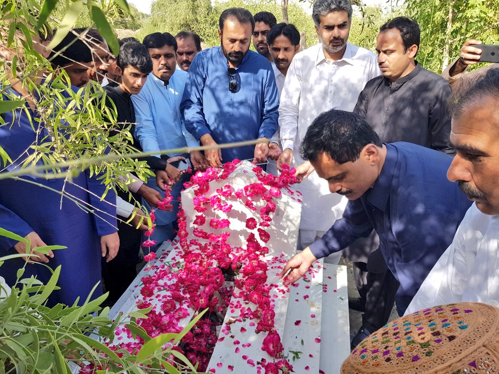 PYOSindh's tweet photo. President PYO Sindh @JavedNLaghari visited the grave of Ex SVP PSF Sindh Hyder Khan Laghari, offered fateha and placed floral wreath on occasion of his death anniversary, ex Coordinator PSF Pakistan @MirSohrab @HallarHyderKhan and other also present. https://t.co/dcdLfbQ1zW