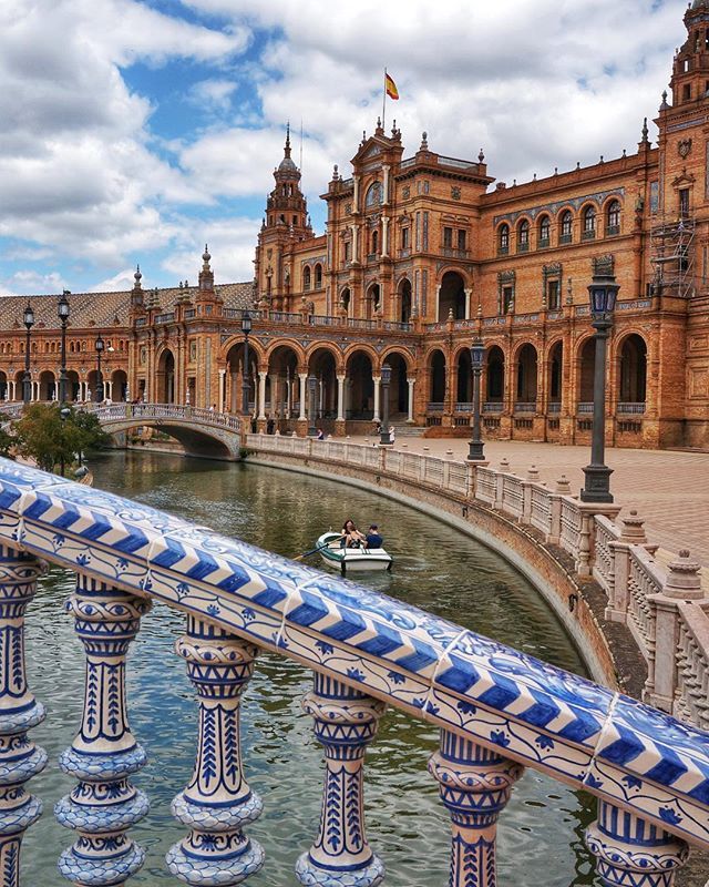 theglobalcouple's tweet photo. Andalucian textures at the Plaza de España in Seville 🇪🇸 One of our favourite places in Spain! https://t.co/L0t7sftJBF https://t.co/0sjYdxsQ8z