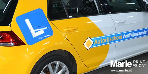 vanMarle_cc's tweet photo. Wie wil er nou geen rijles in zo'n toffe auto?! Voor autorijschool Van Wijngaarden deze leuke #autobelettering mogen aanbrengen 🚗 #autoreclame #autobelettering #Marle #Moerkapelle https://t.co/oO3xXwjCkt