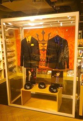 HmvBooksShibuya's tweet photo. 【#DTC/#HiGH_LOW】『DTC -湯けむり純情篇- from HiGH&LOW』公開記念POP UP SHOPは明日10/2(火)最終日です♨️劇中パネルや貴重なテッツ&チハルの衣装展示をお見逃しなく👍また人気のクリアファイルなどHiGH&LOWグッズもご用意してます😆HMV&BOOKS SHIBUYAに足を運ぶのは #IIKOTO👊 https://t.co/O711VZR0DJ