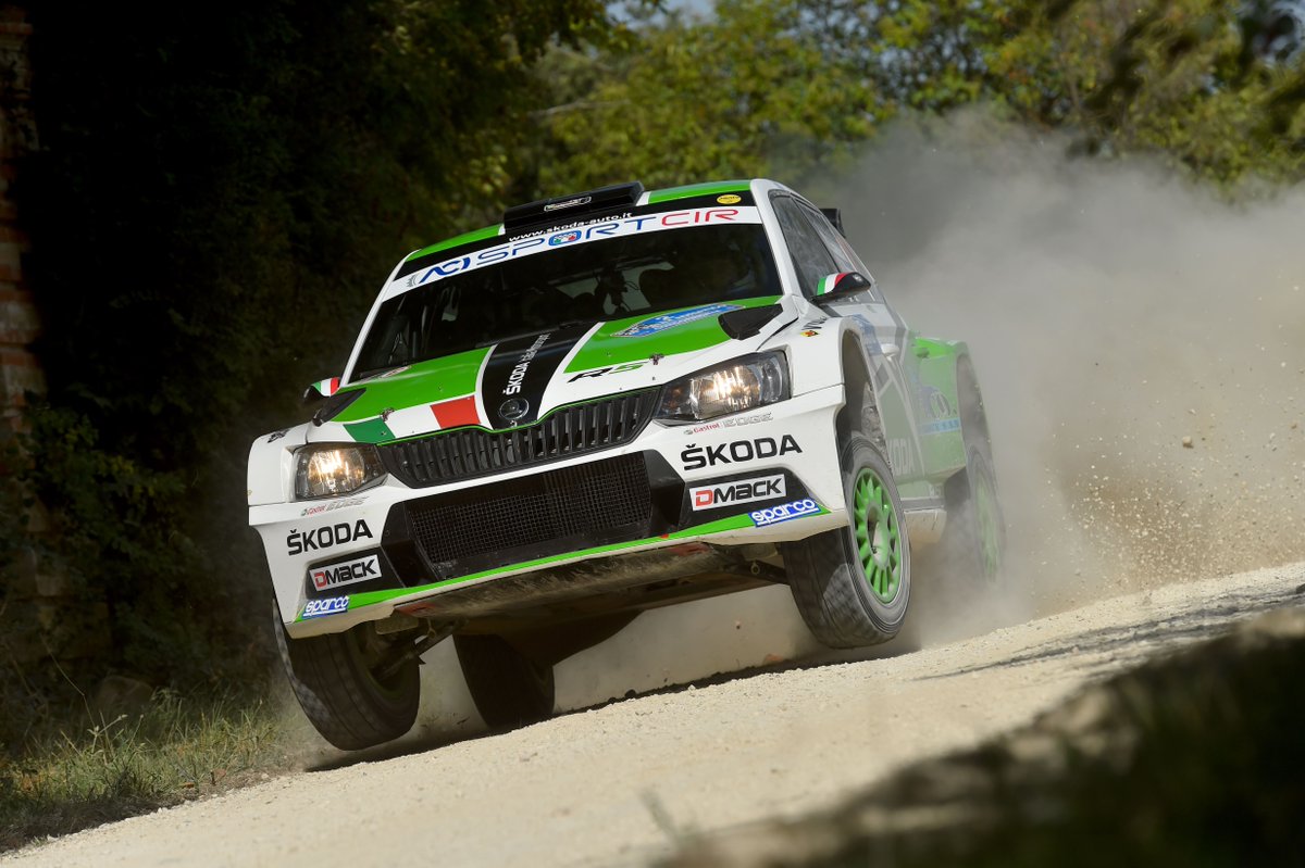 CIRally's tweet photo. Il veronese @SKODAScandola arriva a Verona in testa con 57.5 punti. Un @CIRally in crescita il suo con le nuove @DMACK_Tyres e la possibilità di giocarsi il titolo sulle strade di casa al @RallyDueValli.
#sfidafinale #CIR
➡️ https://t.co/elceRaRGU8 https://t.co/OiWmAsA4QJ