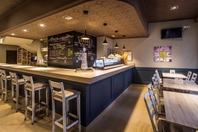 SuperPan_Decor's tweet photo. Bar Vasari was designed by Jorge Pastor, Atalanta Intercom. The furniture was made using Superpan Decor Cambrian Oak Sega and it is located in A Coruña.
#furniture #MondayMotivation https://t.co/86xl8HEZsZ