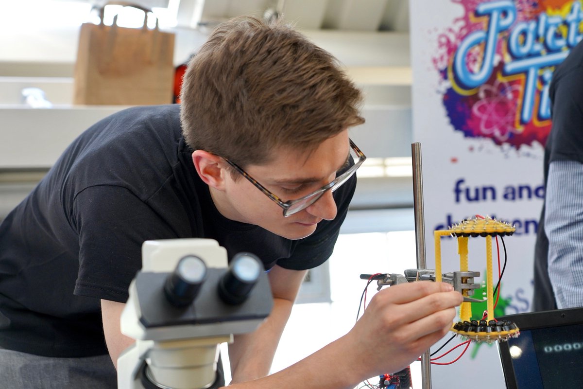 OpticManip's tweet image. Thanks to everyone who came along on Saturday (despite the fantastic weather!) to learn about the intersection of light and medicine. Thanks to group members @adria_escobet @philipwiji Yoshi Arita for running this activity. #EnabledByOptics #ShapedPhotonics #scicomm