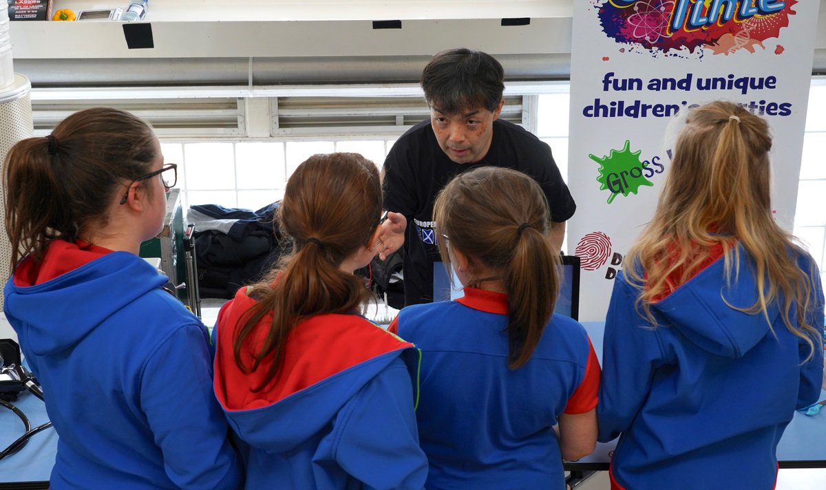 OpticManip's tweet image. Thanks to everyone who came along on Saturday (despite the fantastic weather!) to learn about the intersection of light and medicine. Thanks to group members @adria_escobet @philipwiji Yoshi Arita for running this activity. #EnabledByOptics #ShapedPhotonics #scicomm