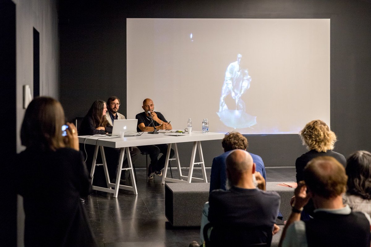 MuseoNovecento's tweet photo. Venerdì abbiamo avuto il piacere di ospitare l'artista padovana #GraziaToderi, attualmente in mostra alla Galleria Poggiali con #MakingTime, che ci ha raccontato la propria Arte e la propria sensibilità creativa. A Firenze fino al 15 dicembre --> https://t.co/rwXlrlbMyj #mostre https://t.co/VjwfE5S7Of