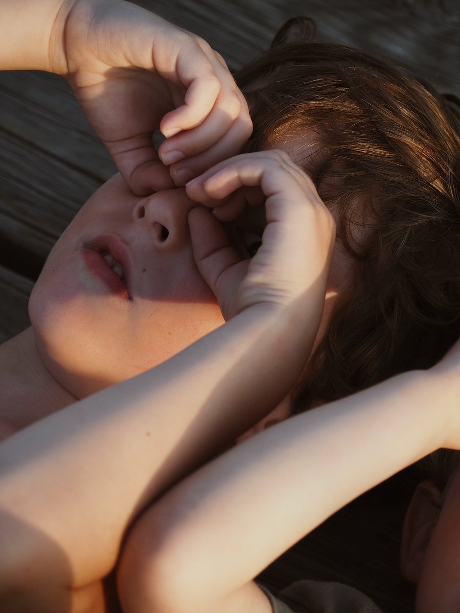 "Ahora que el verano ya ha tocado a su fin, menos por la temperatura, empiezo a sentir nostalgia de sus tórridas tardes, los días de hastío y el recuerdo de una sandía bien fría en una sobremesa bajo los pinos."
🏡 Aquí mi último post en <a href="/5barricas/">5barricas</a>  ow.ly/Lgac30m2DxU