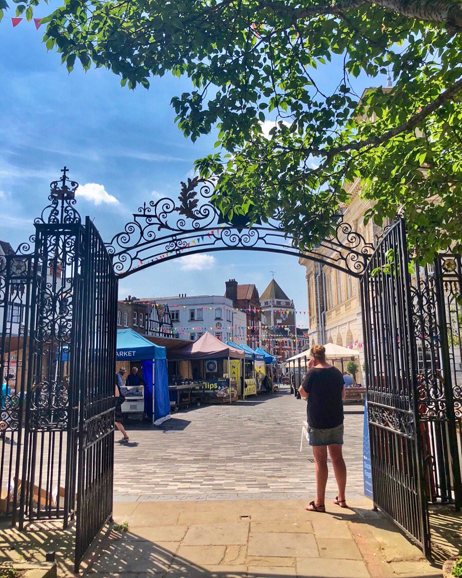 Hey Monday 👋 ☀️ Love this view of the market  ⛪️
