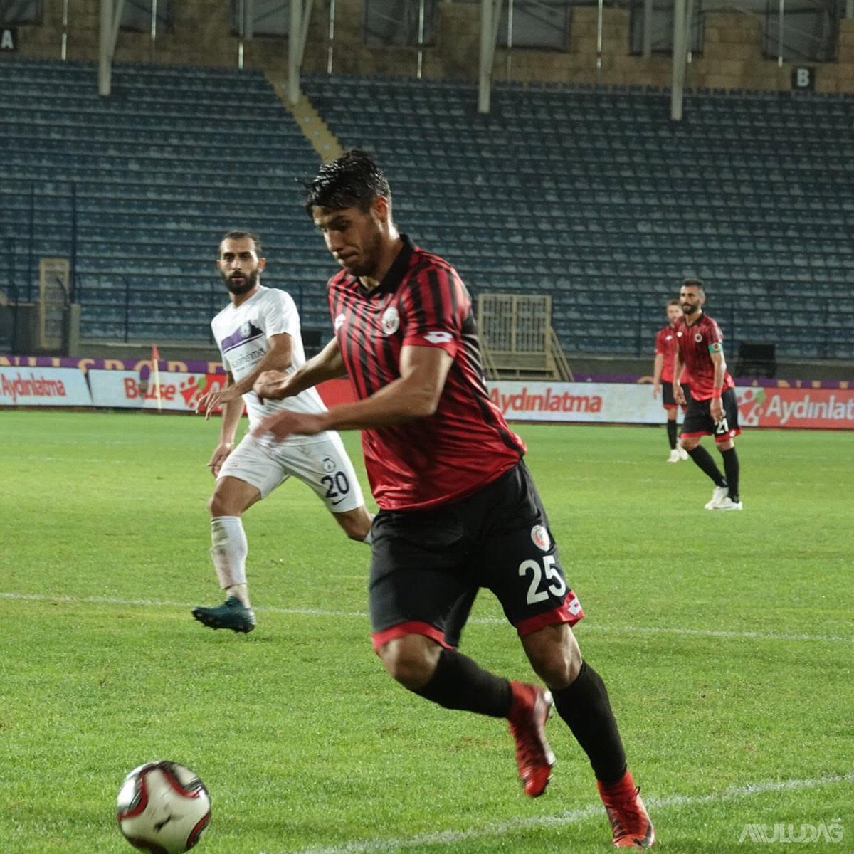 alperuludag_'s tweet photo. Hedefe doğru takım olarak her hafta aynı istek ve hırsla sahadayız. Muhteşem serimize devam ediyoruz! 🔴⚫️ #devammmmm #AU25 https://t.co/1eLgNa9BGP