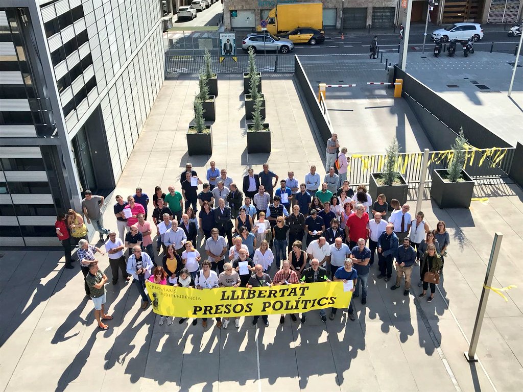 Concentració de treballadors i treballadores d'#FGC per commemorar l’#1OCT, rebutjar la violència viscuda i reinvindicar la llibertat dels presos polítics i el retorn dels exiliats