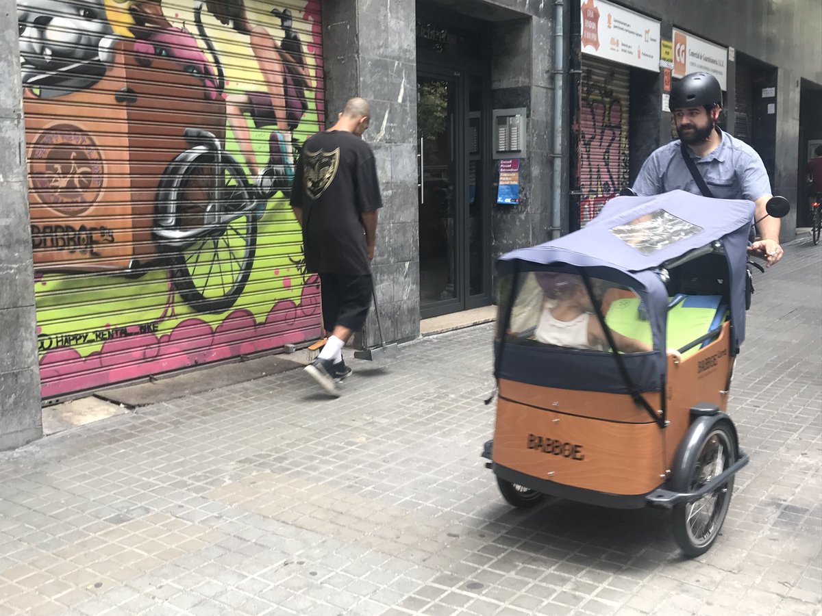 HappyCargobike's tweet photo. Una familia más feliz paseándose por Barcelona con nuestra bicicleta de carga. #Barcelona #bicicletadecarga #cargobike #bicicargo #familias #familybike https://t.co/Yu6QGXgh1w