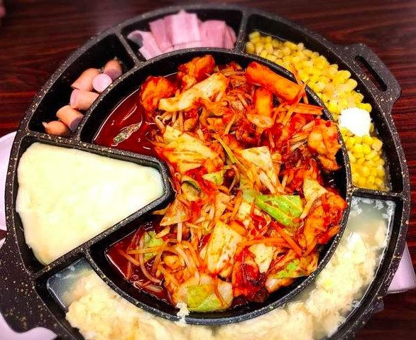Tompo_Eats's tweet photo. 韓国家オモニ
＠奈良・新ノ口駅

オモニは本場・韓国の味が味わえるお店。
生タコの踊り食いが味わえます🐙

オモニも美人なオモニが出迎えてくれます✨
鍋は、辛さの調節も出来るので、オモニに気軽にご相談を🙆

#トンポイーツ https://t.co/mEtgtX3e2i