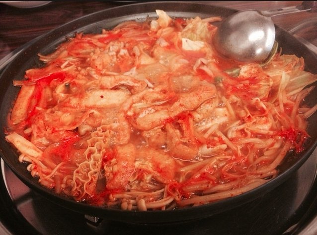 Tompo_Eats's tweet photo. 韓国家オモニ
＠奈良・新ノ口駅

オモニは本場・韓国の味が味わえるお店。
生タコの踊り食いが味わえます🐙

オモニも美人なオモニが出迎えてくれます✨
鍋は、辛さの調節も出来るので、オモニに気軽にご相談を🙆

#トンポイーツ https://t.co/mEtgtX3e2i