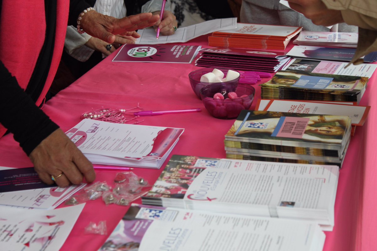 HParisStJoseph's tweet photo. 🎀 #OctobreRose 🎀 
Quelles sont les techniques de #dépistage du #cancer du #sein ? Comment bien réaliser l'#autopalpation #mammaire ? Toute la journée, le @GHPSJ vous invite à échanger avec nous et nos partenaires. https://t.co/VpI0Ot7d7b